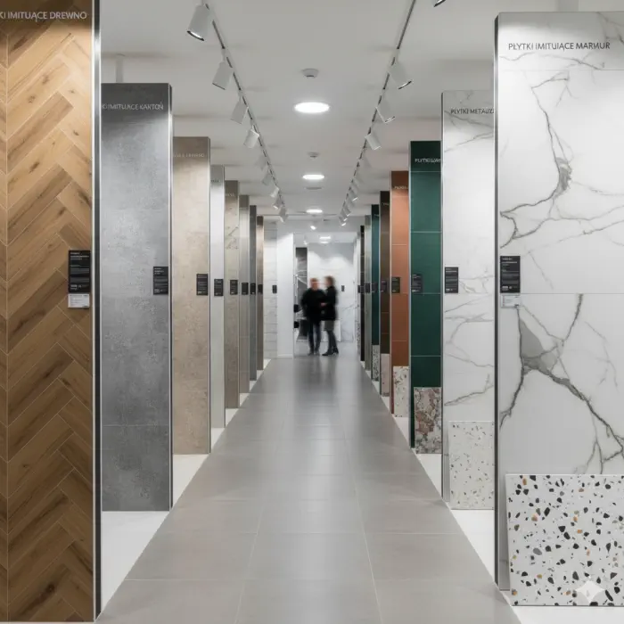 Płytki łazienkowe  – gresy i kafelki imitujące drewno, kamień, marmur, beton oraz płytki w jodełkę i lastryko  salon Manuvo Łazienki Działoszyn